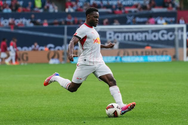20.09.2026, xjmrgnx, Fussball 1.Bundesliga, Bayer 04 Leverkusen - RB Leipzig v.l. Ridle Baku (17, Leipzig) mit einer Hereingabe (DFL DFB REGULATIONS PROHIBIT ANY USE OF PHOTOGRAPHS as IMAGE SEQUENCES and or QUASI-VIDEO) Leverkusen