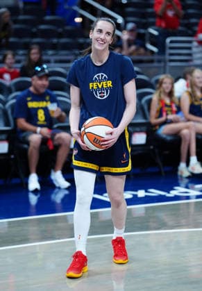 INDIANAPOLIS, IN - SEPTEMBER 20: Indiana Fever guard Caitlin Clark (22) wears her NIKE Caitlin 1 Sea of Red shoes while warming up before the game against the Washington Mystics on September 20, 2026, at Gainbridge Fieldhouse in Indianapolis, Indiana. (Photo by Brian Spurlock Icon Sportswire) WNBA, Basketball Damen, USA SEP 20 Washington Mystics at Indiana Fever EDITORIAL USE ONLY Icon26092014