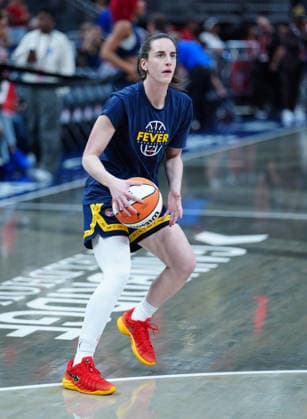 INDIANAPOLIS, IN - SEPTEMBER 20: Indiana Fever guard Caitlin Clark (22) wears her NIKE Caitlin 1 Sea of Red shoes while warming up before the game against the Washington Mystics on September 20, 2026, at Gainbridge Fieldhouse in Indianapolis, Indiana. (Photo by Brian Spurlock Icon Sportswire) WNBA, Basketball Damen, USA SEP 20 Washington Mystics at Indiana Fever EDITORIAL USE ONLY Icon26092016