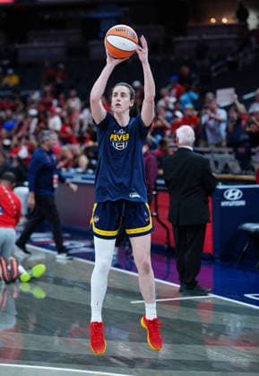 INDIANAPOLIS, IN - SEPTEMBER 20: Indiana Fever guard Caitlin Clark (22) wears her NIKE Caitlin 1 Sea of Red shoes while warming up before the game against the Washington Mystics on September 20, 2026, at Gainbridge Fieldhouse in Indianapolis, Indiana. (Photo by Brian Spurlock Icon Sportswire) WNBA, Basketball Damen, USA SEP 20 Washington Mystics at Indiana Fever EDITORIAL USE ONLY Icon26092017
