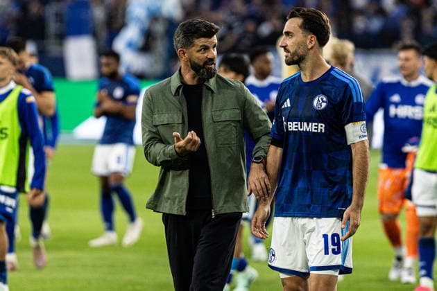 1. Bundesliga: FC Schalke 04 - SV Elversberg; 20.09.2026 Miron Muslic (FC Schalke 04, Cheftrainer), Kenan Karaman (FC Schalke 04, 19) 1. Fußball Bundesliga 4.Spieltag: FC Schalke 04 - SV Elversberg; Veltins Arena, Gelsenkirchen; 20.09.2026 DFL regulations prohibit any use of photographs as image sequences and or quasi video. Copyright: xBEAUTIFULxSPORTS Buriakovx