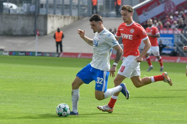 v. li. im Zweikampf Niklas Kölle Koelle (Rostock 32) Marvin Obuz (Essen 10) 20.09.2026 ¢ Fussball ¢ Rot-Weiss Essen vs Hansa Rostock, Stadion Essen, Essen, DFB DFL REGULATIONS PROHIBIT ANY USE OF PHOTOGRAPHS AS IMAGE SEQUENCES AND OR QUASI-VIDEO NRW Germany