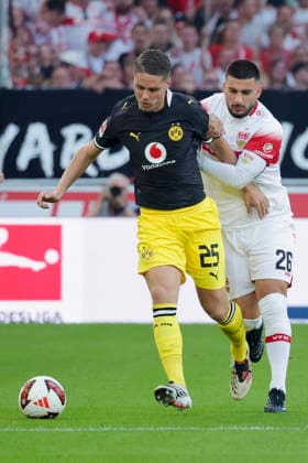 Im Bild: v.li. Joey Veerman (Borussia Dortmund, 25) im Zweikampf gegen Deniz Undav (VfB Stuttgart, 26) 19.09.2026, VfB Stuttgart - Borussia Dortmund, 1. Bundesliga, 4. Spieltag, Deutschland, Stuttgart, MHP Arena, DFL REGULATIONS PROHIBIT ANY USE OF PHOTOGRAPHS AS IMAGE SEQUENCES AND OR QUASI-VIDEO. Copyright: HMBxMedia xJulienxBecker