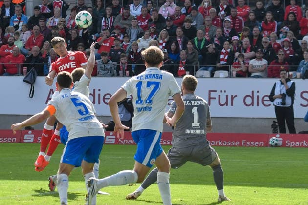 Strafraumszene Torchance von Semir Telalovic (Essen 17) 20.09.2026 ¢ Fussball ¢ Rot-Weiss Essen vs Hansa Rostock, Stadion Essen, Essen, DFB DFL REGULATIONS PROHIBIT ANY USE OF PHOTOGRAPHS AS IMAGE SEQUENCES AND OR QUASI-VIDEO NRW Germany