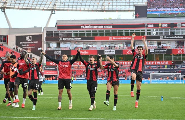 Schlussjubel LEV, die Spieler feiern vor den Fans, la Ola, (r-l) Miguel Gutierrez (Bayer Leverkusen), Lucas Vszquez (Bayer Leverkusen), Afonso Moreira (Bayer Leverkusen), Ezequiel Fernandez (Bayer Leverkusen), Aleix Garcia (Bayer Leverkusen). Fussball 1. Bundesliga, 4.Spieltag, Bayer 04 Leverkusen - RB Leipzig, am 20.09.2026 in Leverkusen Deutschland. DFL regulations prohibit any use of photographs as image sequences and or quasi-video ÂÂ