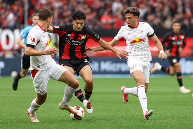 Maxime Esteve (RB Leipzig), Ibrahim Maza (Bayer 04 Leverkusen) und Neil El Aynaoui (RB Leipzig) im Zweikampf waehrend des Spiels der 1. Bundesliga zwischen Bayer 04 Leverkusen und RB Leipzig, BayArena am 20. September 2026 in Leverkusen, Deutschland. (Foto von Oliver Kaelke DeFodi Images) +++ Maxime Esteve (RB Leipzig), Ibrahim Maza (Bayer 04 Leverkusen) und Neil El Aynaoui (RB Leipzig) battle for the ball during the Bundesliga match between Bayer 04 Leverkusen and RB Leipzig at BayArena on September 20, 2026 in Leverkusen, Germany. (Photo by Oliver Kaelke DeFodi Images) DFB DFL REGULATIONS PROHIBIT ANY USE OF PHOTOGRAPHS AS IMAGE SEQUENCES AND OR QUASI-VIDEO. (Photo by Oliver Kaelke DeFodi Images) -