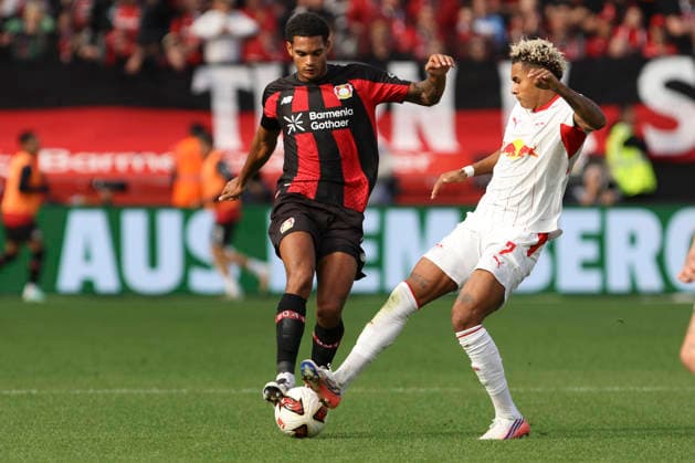 Jarell Quansah (Bayer 04 Leverkusen) und Antonio Nusa (RB Leipzig) im Zweikampf waehrend des Spiels der 1. Bundesliga zwischen Bayer 04 Leverkusen und RB Leipzig, BayArena am 20. September 2026 in Leverkusen, Deutschland. (Foto von Oliver Kaelke DeFodi Images) +++ Jarell Quansah (Bayer 04 Leverkusen) und Antonio Nusa (RB Leipzig) battle for the ball during the Bundesliga match between Bayer 04 Leverkusen and RB Leipzig at BayArena on September 20, 2026 in Leverkusen, Germany. (Photo by Oliver Kaelke DeFodi Images) DFB DFL REGULATIONS PROHIBIT ANY USE OF PHOTOGRAPHS AS IMAGE SEQUENCES AND OR QUASI-VIDEO. (Photo by Oliver Kaelke DeFodi Images) -