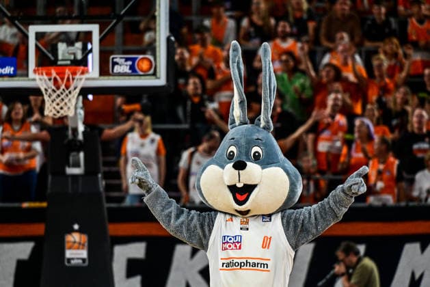 20.09.2026, GER, Basketball, Herren, easycredit Basketball Bundesliga, Saison 2026 2027, 1. Spieltag, ratiopharm Ulm vs MHP Riesen Ludwigsburg das Ulmer Maskottchen Spass im neuen weissen Heimtrikot Neu-Ulm ratiopharm Arena Bayern Deutschland Copyright: xNordphotox xHafnerx