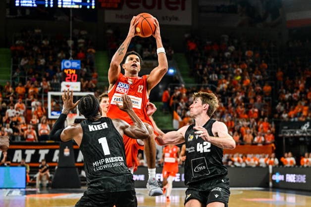 20.09.2026, GER, Basketball, Herren, easycredit Basketball Bundesliga, Saison 2026 2027, 1. Spieltag, ratiopharm Ulm vs MHP Riesen Ludwigsburg Justin Kier (Ludwigsburg, 1) und Tommy Rutherford (Ludwigsburg, 42) können energischen Angriff von Michael Rataj (Ulm, 12) nicht stoppen Neu-Ulm ratiopharm Arena Bayern Deutschland Copyright: xNordphotox xHafnerx
