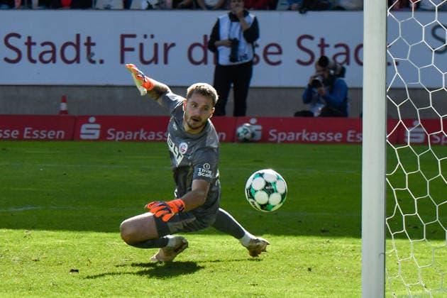 Luca Unbehaun (Rostock 1) kassiert das Tor zum 1:1 Torschuetze Torschütze Semir Telalovic (Essen 17) 20.09.2026 ¢ Fussball ¢ Rot-Weiss Essen vs Hansa Rostock, Stadion Essen, Essen, DFB DFL REGULATIONS PROHIBIT ANY USE OF PHOTOGRAPHS AS IMAGE SEQUENCES AND OR QUASI-VIDEO NRW Germany