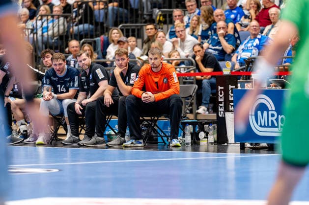 Düsseldorf, 20.09.2026, Handball, Herren, Opel Bundesliga, 5. Spieltag, 2026 2027: Bergische HC Füchse Berlin Blick auf die Spielerbank vom BHC mit dem Torhüter Christopher Rudeck (Bergischer HC, 1, re.)