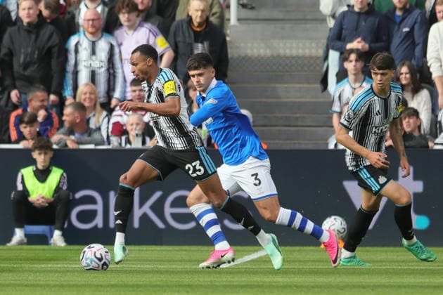 Newcastle United v Hull City, Premier League Jacob Murphy of Newcastle United and Ryan Giles of Hull City during the Premier League match between Newcastle United and Hull City at St. James s Park, Newcastle, UK on 19 September 2026. Newcastle St. James s Park Tyne and Wear UK Editorial use only DataCo restrictions apply See www.football-dataco.com , Copyright: xAlunxRobertsx PSI-24902-0296