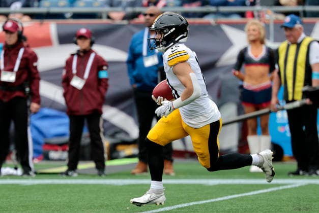 FOXBOROUGH, MA - SEPTEMBER 20: Kaden Wetjen 10 of the Pittsburgh Steelers returns a kick during a game between the New England Patriots and the Pittsburgh Steelers on September 20, 2026, at Gillette Stadium in Foxborough, Massachusetts. (Photo by Fred Kfoury III Icon Sportswire) NFL, American Football Herren, USA SEP 20 Steelers at Patriots EDITORIAL USE ONLY Icon482260920001