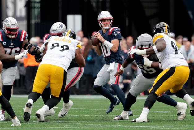 FOXBOROUGH, MA - SEPTEMBER 20: Drake Maye 10 of the New England Patriots drops back during a game between the New England Patriots and the Pittsburgh Steelers on September 20, 2026, at Gillette Stadium in Foxborough, Massachusetts. (Photo by Fred Kfoury III Icon Sportswire) NFL, American Football Herren, USA SEP 20 Steelers at Patriots EDITORIAL USE ONLY Icon482260920004