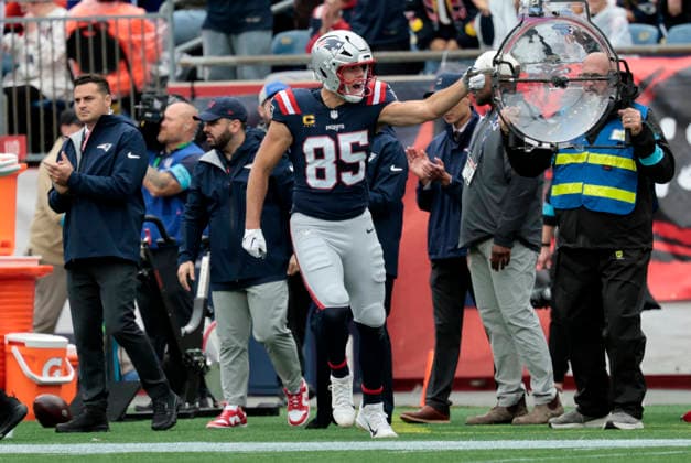FOXBOROUGH, MA - SEPTEMBER 20: Hunter Henry 85 of the New England Patriots signals first down after a catch during a game between the New England Patriots and the Pittsburgh Steelers on September 20, 2026, at Gillette Stadium in Foxborough, Massachusetts. (Photo by Fred Kfoury III Icon Sportswire) NFL, American Football Herren, USA SEP 20 Steelers at Patriots EDITORIAL USE ONLY Icon482260920005