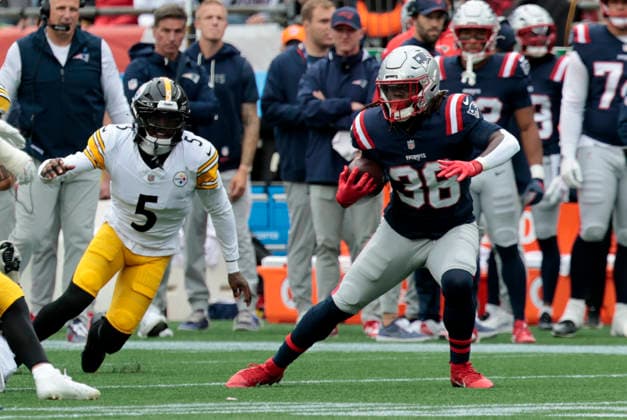 FOXBOROUGH, MA - SEPTEMBER 20: Rhamondre Stevenson 38 of the New England Patriots cuts from Jalen Ramsey 5 of the Pittsburgh Steelers during a game between the New England Patriots and the Pittsburgh Steelers on September 20, 2026, at Gillette Stadium in Foxborough, Massachusetts. (Photo by Fred Kfoury III Icon Sportswire) NFL, American Football Herren, USA SEP 20 Steelers at Patriots EDITORIAL USE ONLY Icon482260920006