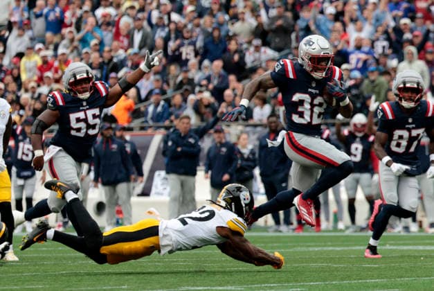 FOXBOROUGH, MA - SEPTEMBER 20: TreVeyon Henderson 32 of the New England Patriots escapes the tackle of Asante Samuel Jr. 22 of the Pittsburgh Steelers on his way to the house during a game between the New England Patriots and the Pittsburgh Steelers on September 20, 2026, at Gillette Stadium in Foxborough, Massachusetts. (Photo by Fred Kfoury III Icon Sportswire) NFL, American Football Herren, USA SEP 20 Steelers at Patriots EDITORIAL USE ONLY Icon482260920007