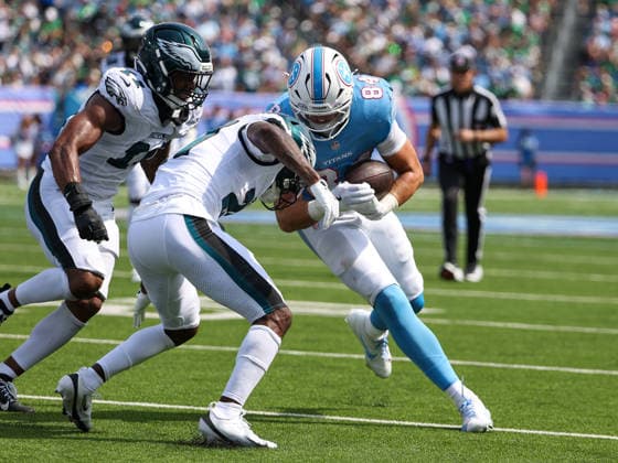 Sep 20, 2026; Nashville, TN, USA; Tennessee Titans tight end Gunnar Helm (84) makes a catch and is stopped by Philadelphia Eagles cornerback Quinyon Mitchell (27) during the NFL, American Football Herren, USA regular season game between the Philadelphia Eagles and Tennessee Titans at Nissan Stadium. Mandatory Credit: -Cal Media NFL 2026: Eagles Vs Titans SEP 20  - ZUMAc04_ 20260920_zma_c04_063 Copyright: xStephenxFurstx