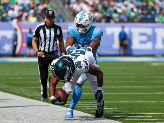 Sep 20, 2026; Nashville, TN, USA; Philadelphia Eagles running back Saquon Barkley (26) is pushed out of bounds by Tennessee Titans linebacker Cedric Gray (33) during the NFL, American Football Herren, USA regular season game between the Philadelphia Eagles and Tennessee Titans at Nissan Stadium. Mandatory Credit: -Cal Media NFL 2026: Eagles Vs Titans SEP 20  - ZUMAc04_ 20260920_zma_c04_077 Copyright: xStephenxFurstx