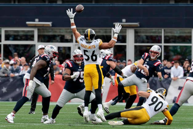 FOXBOROUGH, MA - SEPTEMBER 20: Alex Highsmith 56 of the Pittsburgh Steelers blocks a pass form Drake Maye 10 of the New England Patriots during a game between the New England Patriots and the Pittsburgh Steelers on September 20, 2026, at Gillette Stadium in Foxborough, Massachusetts. (Photo by Fred Kfoury III Icon Sportswire) NFL, American Football Herren, USA SEP 20 Steelers at Patriots EDITORIAL USE ONLY Icon482260920016