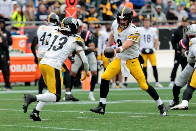 FOXBOROUGH, MA - SEPTEMBER 20: Aaron Rodgers 8 of the Pittsburgh Steelers hands off to Rico Dowdle 13 of the Pittsburgh Steelers during a game between the New England Patriots and the Pittsburgh Steelers on September 20, 2026, at Gillette Stadium in Foxborough, Massachusetts. (Photo by Fred Kfoury III Icon Sportswire) NFL, American Football Herren, USA SEP 20 Steelers at Patriots EDITORIAL USE ONLY Icon482260920033