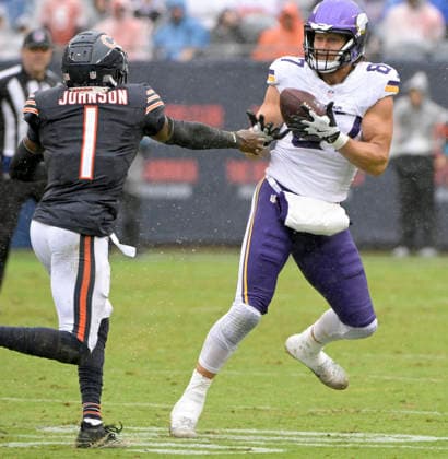 Minnesota Vikings tight end T.J. Hockenson (87) makes the catch against the Chicago Bears during the fourth quarter at Soldier Field in Chicago on Sunday, September 20, 2026. Vikings defeated the Bear 9-6.  CHI20260920128 MARKxBLACK