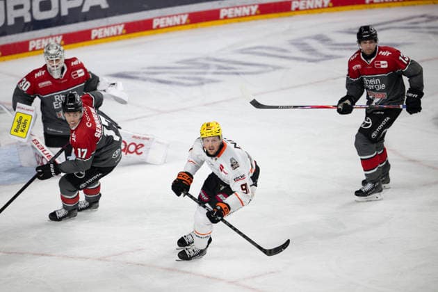 PENNY DEL 1; Kölner Haie - Löwen Frankfurt; Köln, 20.09.2026 Janne Juvonen (Kölner Haie, Torwart, 30); Jan Luca Sennhenn (Kölner Haie, Verteidigung, 17); Austin Wagner (Löwen Frankfurt, Sturm, 91); Valtteri Kemiläinen (Kölner Haie, Verteidigung, 13); PENNY DEL 1; Kölner Haie - Löwen Frankfurt am 20.09.2026 in der Lanxessarena in Köln (Deutschland). Copyright: xBEAUTIFULxSPORTS AndreasxDickx