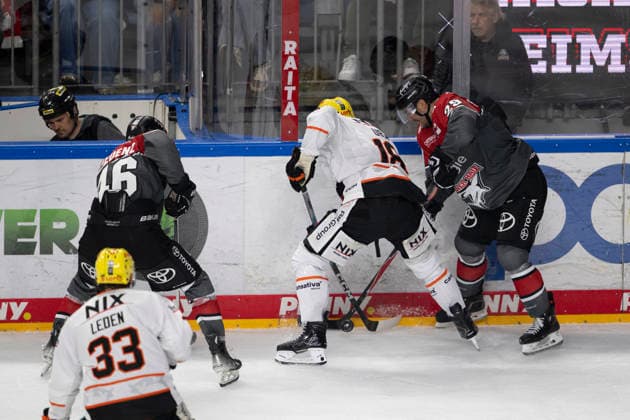 PENNY DEL 1; Kölner Haie - Löwen Frankfurt; Köln, 20.09.2026 Eric Uba (Löwen Frankfurt, Sturm, 18); Tim Fleischer (Kölner Haie, Sturm, 29); PENNY DEL 1; Kölner Haie - Löwen Frankfurt am 20.09.2026 in der Lanxessarena in Köln (Deutschland). Copyright: xBEAUTIFULxSPORTS AndreasxDickx