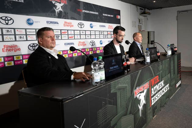 PENNY DEL 1; Kölner Haie - Löwen Frankfurt; Köln, 20.09.2026 Tom Pokel (Löwen Frankfurt, Head Coach); Jason Schade; Thomas Berglund (Kölner Haie, Head Coach); PENNY DEL 1; Kölner Haie - Löwen Frankfurt am 20.09.2026 in der Lanxessarena in Köln (Deutschland). Copyright: xBEAUTIFULxSPORTS AndreasxDickx
