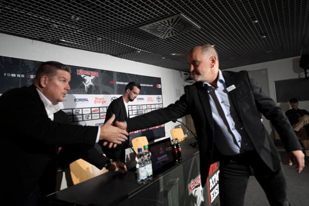 PENNY DEL 1; Kölner Haie - Löwen Frankfurt; Köln, 20.09.2026 Tom Pokel (Löwen Frankfurt, Head Coach); Jason Schade; Thomas Berglund (Kölner Haie, Head Coach); PENNY DEL 1; Kölner Haie - Löwen Frankfurt am 20.09.2026 in der Lanxessarena in Köln (Deutschland). Copyright: xBEAUTIFULxSPORTS AndreasxDickx