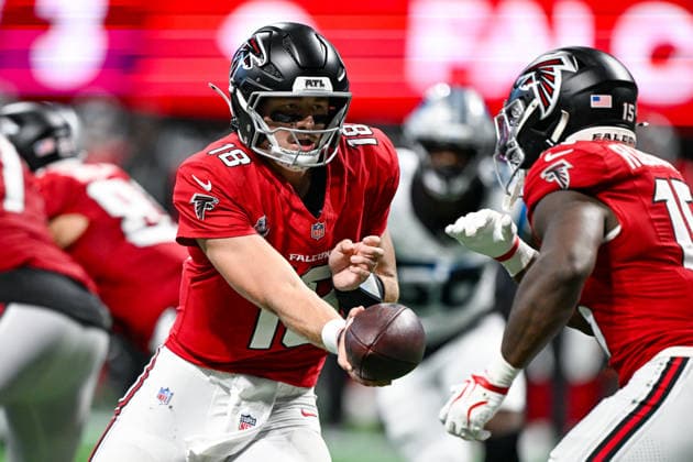 ATLANTA, GA - SEPTEMBER 20: Atlanta quarterback Jack Strand (18) hands the ball off during the NFL, American Football Herren, USA game between the Carolina Panthers and the Atlanta Falcons on September 20th, 2026 at Mercedes-Benz Stadium in Atlanta, GA. (Photo by Rich von Biberstein Icon Sportswire) NFL: SEP 20 Panthers at Falcons EDITORIAL USE ONLY Icon260920044