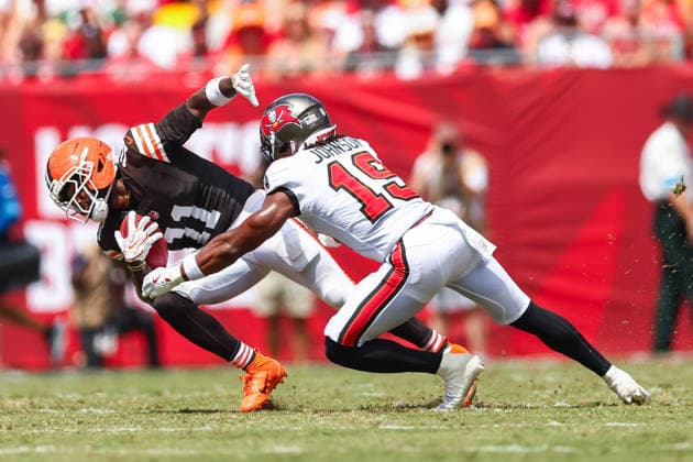 September 20, 2026, Tampa, Florida, USA: Tampa Bay Buccaneers wide receiver KAMERON JOHNSON (19) attempts to tackle Cleveland Browns offensive tackle TYTUS HOWARD (71) at an NFL, American Football Herren, USA football game between the Cleveland Browns and the Tampa Bay Buccaneers at Raymond James Stadium on September 20, 2026 in Tampa, Florida. Tampa USA - ZUMAs335 20260920_znp_s335_020 Copyright: xMatthewxSmithx