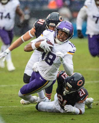 September 20, 2026: Chicago Bears Cam Lewis (21) tackles Minnesota Vikings Justin Jefferson (18) during the NFL, American Football Herren, USA game in Chicago, IL. CSM NFL 2026: Vikings Vs Bears SEP 20  - ZUMAc04_ 20260920_zma_c04_115 Copyright: xMikexWulfx