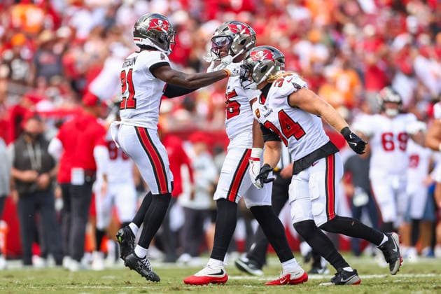 September 20, 2026, Tampa, Florida, USA: Tampa Bay Buccaneers cornerback BENJAMIN MORRISON (21), Tampa Bay Buccaneers wide receiver GARRETT GREENE (85), and Tampa Bay Buccaneers linebacker ALEX ANZALONE (34) celebrate after a play at an NFL, American Football Herren, USA football game between the Cleveland Browns and the Tampa Bay Buccaneers at Raymond James Stadium on September 20, 2026 in Tampa, Florida. Tampa USA - ZUMAs335 20260920_znp_s335_005 Copyright: xMatthewxSmithx