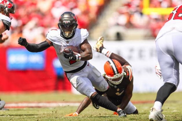September 20, 2026, Tampa, Florida, USA: Tampa Bay Buccaneers running back KENNY GAINWELL (1) escapes a tackle at an NFL, American Football Herren, USA football game between the Cleveland Browns and the Tampa Bay Buccaneers at Raymond James Stadium on September 20, 2026 in Tampa, Florida. Tampa USA - ZUMAs335 20260920_znp_s335_006 Copyright: xMatthewxSmithx