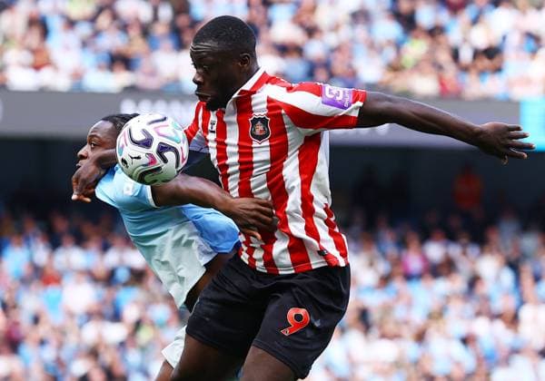 Brian Brobbey of Sunderland and Jeremy Doku of Manchester City Manchester City v Sunderland, Premier League, Football, Etihad Stadium, Manchester, UK - 20 Sep 2026Manchester Etihad Stadium United Kingdom EDITORIAL USE ONLY No use with unauthorised audio, video, data, fixture lists, club league logos or live services. Online in-match use limited to 120 images, no video emulation. No use in betting, games or single club league player publications. Copyright: xMattxWest Shutterstockx 17160119dq