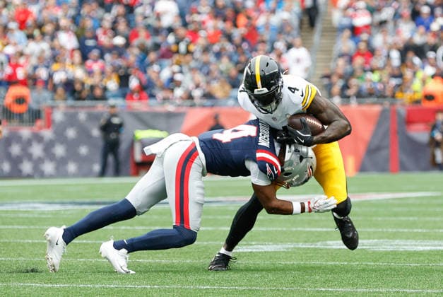 Sep 20, 2026; Foxborough, MA, USA; Pittsburgh Steelers wide receiver Dk Metcalf (4) attempts to avoid a tackle by New England Patriots safety Craig Woodson (4) during the NFL, American Football Herren, USA game between Pittsburgh Steelers and New England Patriots at Gillette Stadium. Mandatory Credit: M. Anthony Nesmith-Cal Media Foxborough USA - ZUMAc04_ 20260920_zma_c04_155 Copyright: xMingoxNesmithx