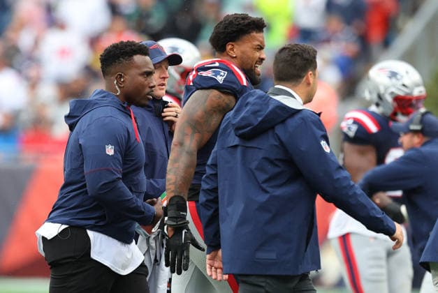 Sep 20, 2026; Foxborough, MA, USA; New England Patriots defensive end Dre mont Jones (5) grimaces as he heads to the locker room during the NFL, American Football Herren, USA game between Pittsburgh Steelers and New England Patriots at Gillette Stadium. Mandatory Credit: M. Anthony Nesmith-Cal Media NFL 2026: Steelers Vs Patriots SEP 20  - ZUMAc04_ 20260920_zma_c04_135 Copyright: xMingoxNesmithx