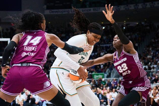 September 20, 2026, Toronto, On, Canada: New York Liberty s Jonquel Jones (35) drives to the net through Toronto Tempo s Temi Fagbenle (14), left, and Ornella Bankole (33) during first half WNBA, Basketball Damen, USA basketball action in Toronto, on Sunday, Sept. 20, 2026. Canada News - September 20, 2026 - ZUMAc35_ 20260920_zaf_c35_149 Copyright: xSammyxKoganx