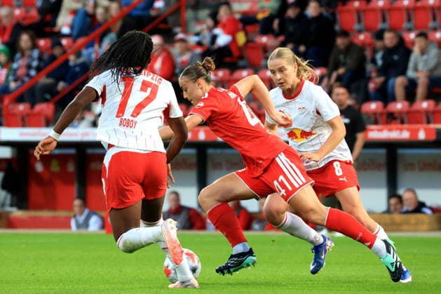 20.09.2026, GER Deutschland, Fussball, 1.Fussballbundesliga, Frauen, 2026 2027, Alte Foersterei, 1.FC Union vs. RB Leibzig Lia Kamber ( 1.FC Union Berlin 41 ), DELICE BOBOY ( RB Leipzig 17 ), EMILIA KIAR ASGEIRSDOTTIR ( RB Leipzig 8 ) 1. Liga: DFB DFL regulations prohibit any use of photographs as image sequences and or quasi-video) nordphoto GmbH Engler Berlin Stadion Alte Foersterei Berlin Deutschland Copyright: xNordphotox xEnglerx