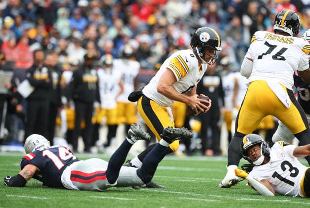 Sep 20, 2026; Foxborough, MA, USA; Pittsburgh Steelers quarterback Aaron Rodgers (8) avoids a tackle by New England Patriots linebacker Robert Spillane (14) during the NFL, American Football Herren, USA game between Pittsburgh Steelers and New England Patriots at Gillette Stadium. Mandatory Credit: M. Anthony Nesmith-Cal Media Foxborough USA - ZUMAc04_ 20260920_zma_c04_177 Copyright: xMingoxNesmithx