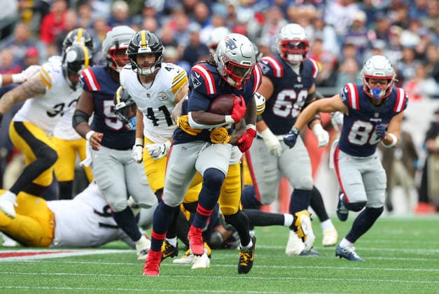 Sep 20, 2026; Foxborough, MA, USA; New England Patriots running back Rhamondre Stevenson (38) runs with the ball during the NFL, American Football Herren, USA game between Pittsburgh Steelers and New England Patriots at Gillette Stadium. Mandatory Credit: M. Anthony Nesmith-Cal Media Foxborough USA - ZUMAc04_ 20260920_zma_c04_170 Copyright: xMingoxNesmithx