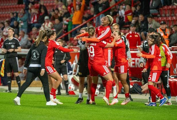 Fußball, Frauen, Saison 2026 2027, Google Pixel Frauen-Bundesliga (5. Spieltag), 1. FC Union Berlin - RB Leipzig (3:2), v. l. Trainerin Marie-Louise Eta (1. Frauen 1. FC Union), Samantha Steuerwald (1. Frauen 1. FC Union), Naika Reissner (1. Frauen 1. FC Union), Lisa Heiseler (1. Frauen 1. FC Union), Judit Pujols (1. Frauen 1. FC Union), Jubel nach Tor zum 2:2, 20.09.2026, Copyright: xMatthiasxKochx