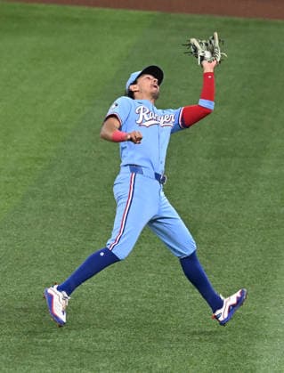 Texas Rangers center fielder Evan Carter catches a pop fly hit Toronto Blue Jays Kazuma Okamoto during the third inning at Globe Life Field on Sunday, September 20, 2026, in Arlington, TX. he Blue Jays defeated the Rangers 7-2.  ARL2026092002 IANxHALPERIN