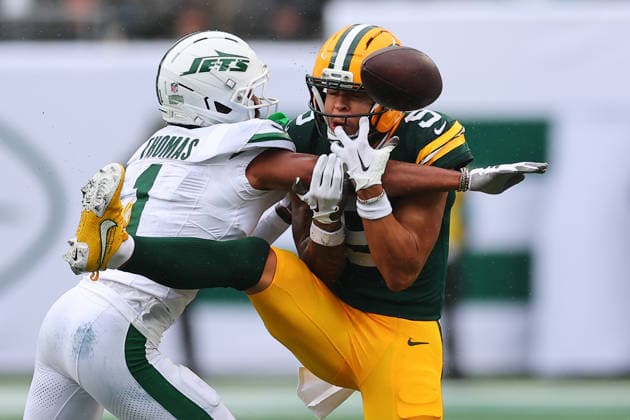 EAST RUTHERFORD, NJ - SEPTEMBER 20: Azareye h Thomas 1 of the New York Jets knocks the ball away from Christian Watson 9 of the Green Bay Packers during the first quarter of the game on September 20, 2026 at MetLife Stadium in East Rutherford, New Jersey. (Photo by Rich Graessle Icon Sportswire) NFL, American Football Herren, USA SEP 20 Packers at Jets EDITORIAL USE ONLY Icon26202632130