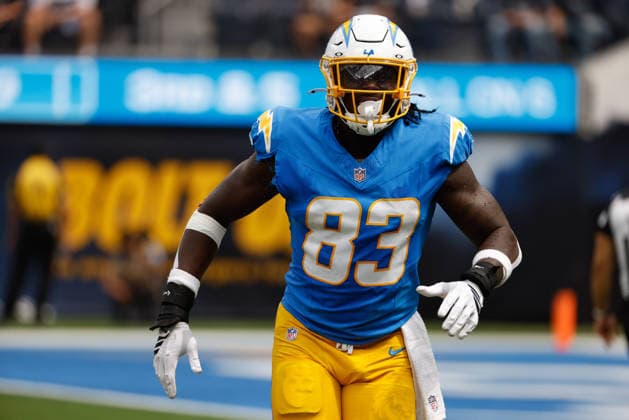 INGLEWOOD, CA - SEPTEMBER 20: Los Angeles Chargers tight end David Njoku (83) limps off the field during the NFL, American Football Herren, USA game between the Las Vegas Raiders and the Los Angeles Chargers on September 20, 2026, at SoFi Stadium in Inglewood, CA. (Photo by Jevone Moore Icon Sportswire) NFL: SEP 20 Raiders at Chargers EDITORIAL USE ONLY Icon260920848
