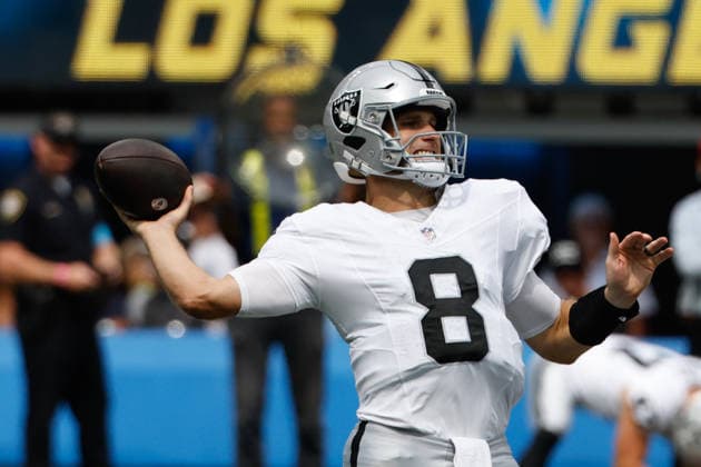 INGLEWOOD, CA - SEPTEMBER 20: Las Vegas Raiders quarterback Kirk Cousins (8) passes the ball during the NFL, American Football Herren, USA game between the Las Vegas Raiders and the Los Angeles Chargers on September 20, 2026, at SoFi Stadium in Inglewood, CA. (Photo by Jevone Moore Icon Sportswire) NFL: SEP 20 Raiders at Chargers EDITORIAL USE ONLY Icon260920850