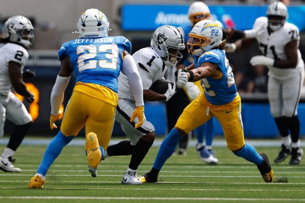 INGLEWOOD, CA - SEPTEMBER 20: Las Vegas Raiders wide receiver Tre Tucker (1) makes a catch during the NFL, American Football Herren, USA game between the Las Vegas Raiders and the Los Angeles Chargers on September 20, 2026, at SoFi Stadium in Inglewood, CA. (Photo by Jevone Moore Icon Sportswire) NFL: SEP 20 Raiders at Chargers EDITORIAL USE ONLY Icon260920856