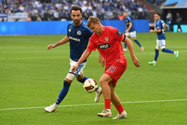 Lasse GUENTHER (Günther, Elversberg) gegen Kenan KARAMAN (GE) Aktion, Zweikampf, FC Schalke 04 - SV 07 Elversberg 0-0 Fussball 1. Bundesliga, 3.Spieltag, matchday3, Spieltag3, am 20.09.2026 in der Veltins-Arena Gelsenkirchen Deutschland. DFL regulations prohibit any use of photographs as image sequences and or quasi-video Â