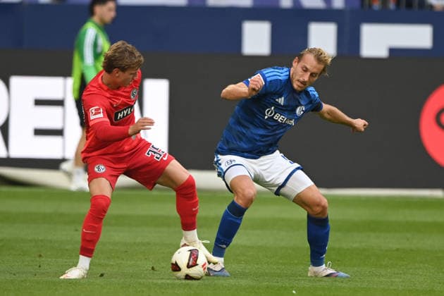 Cole CAMPBELL (Elversberg) gegen Timo BECKER (GE) Aktion, Zweikampf, FC Schalke 04 - SV 07 Elversberg 0-0 Fussball 1. Bundesliga, 3.Spieltag, matchday3, Spieltag3, am 20.09.2026 in der Veltins-Arena Gelsenkirchen Deutschland. DFL regulations prohibit any use of photographs as image sequences and or quasi-video Â